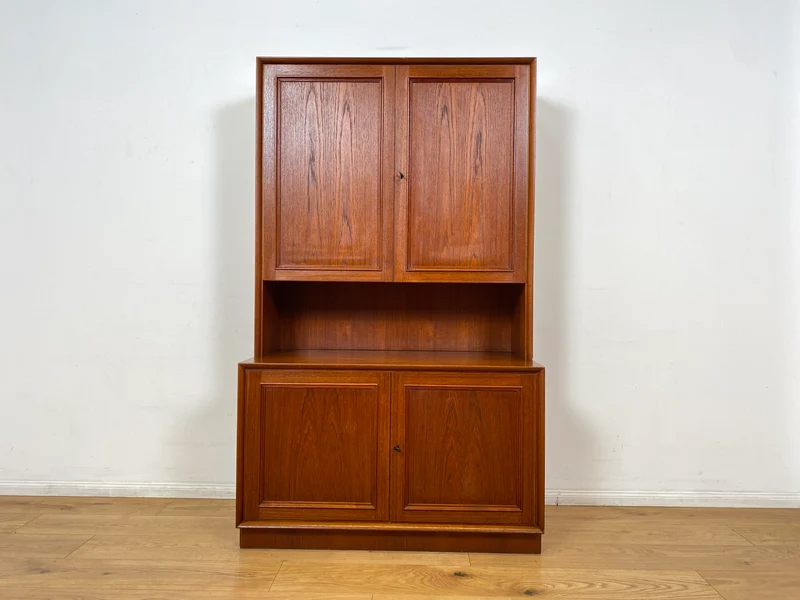 WMK I Stilvolles und sehr gut erhaltenes skandinavisches Highboard in Teakholz