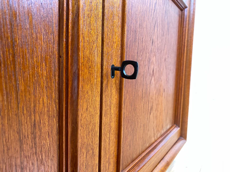 WMK I Stilvolles und sehr gut erhaltenes skandinavisches Highboard in Teakholz