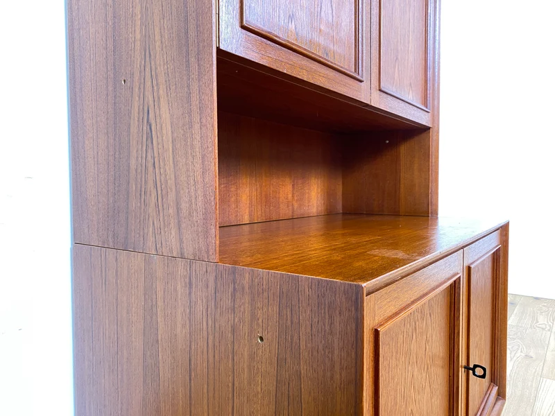 WMK I Stilvolles und sehr gut erhaltenes skandinavisches Highboard in Teakholz