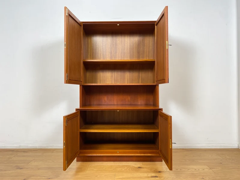 WMK I Stilvolles und sehr gut erhaltenes skandinavisches Highboard in Teakholz