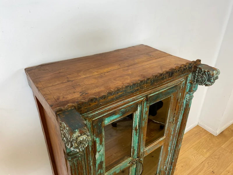 WMK I Einzigartiger Schrank aus antiker handverzierter Tür und charaktervollem massivem Altholz I Vitrine Wäscheschrank Flurschrank Highboard Cabinet Shabby Chic Vintage Boho I Berlin NRW Hamburg
