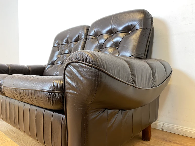 WMK I Schönes und sehr gemütliches Vintage 2er Sofa mit gestepptem Echtleder Bezug und charaktervoller Patina