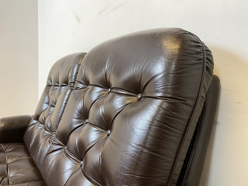 WMK I Schönes und sehr gemütliches Vintage 2er Sofa mit gestepptem Echtleder Bezug und charaktervoller Patina