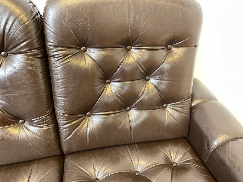 WMK I Schönes und sehr gemütliches Vintage 2er Sofa mit gestepptem Echtleder Bezug und charaktervoller Patina