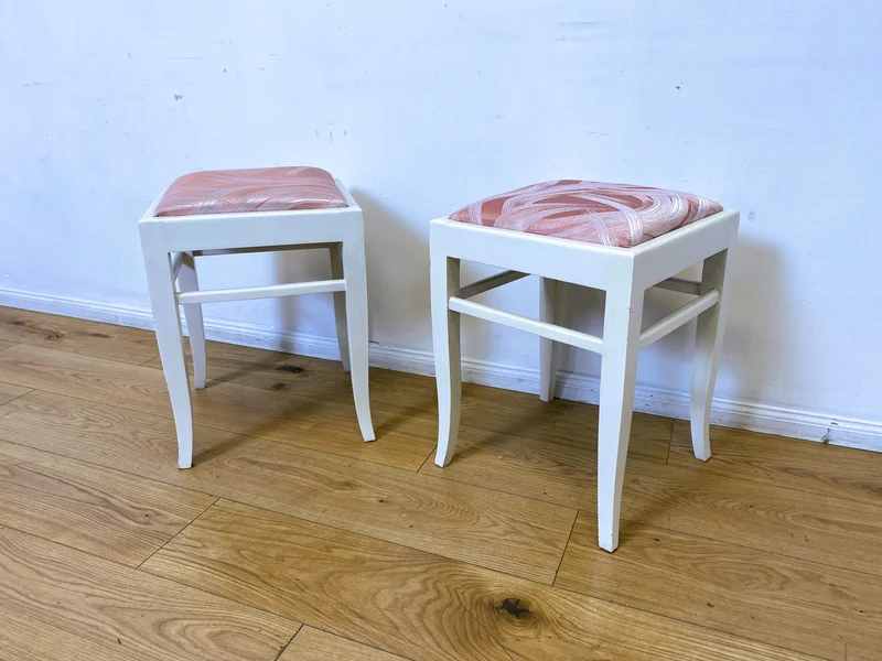 WMK I Versand möglich I 1/2 Schöner weißer Mid-Century Sitzhocker mit gepolstertem Sitz in Rosa