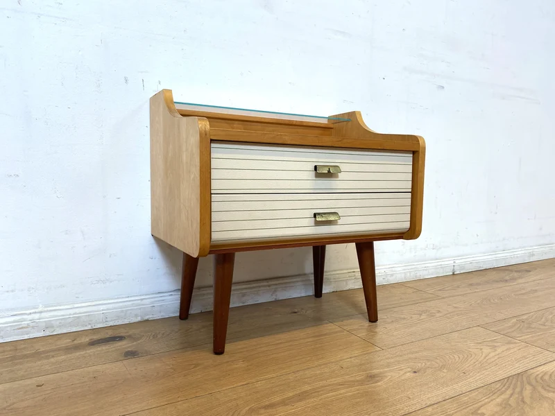 WMK I Formschöner heller Mid-Century Nachttisch mit Schubladen und konischen Füßen