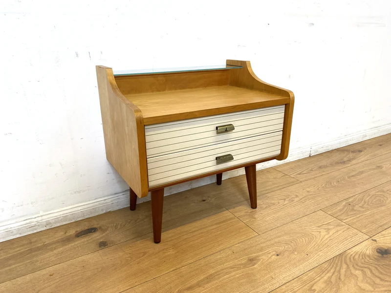 WMK I Formschöner heller Mid-Century Nachttisch mit Schubladen und konischen Füßen