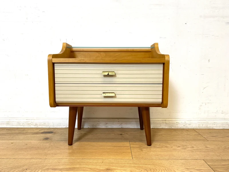 WMK I Formschöner heller Mid-Century Nachttisch mit Schubladen und konischen Füßen