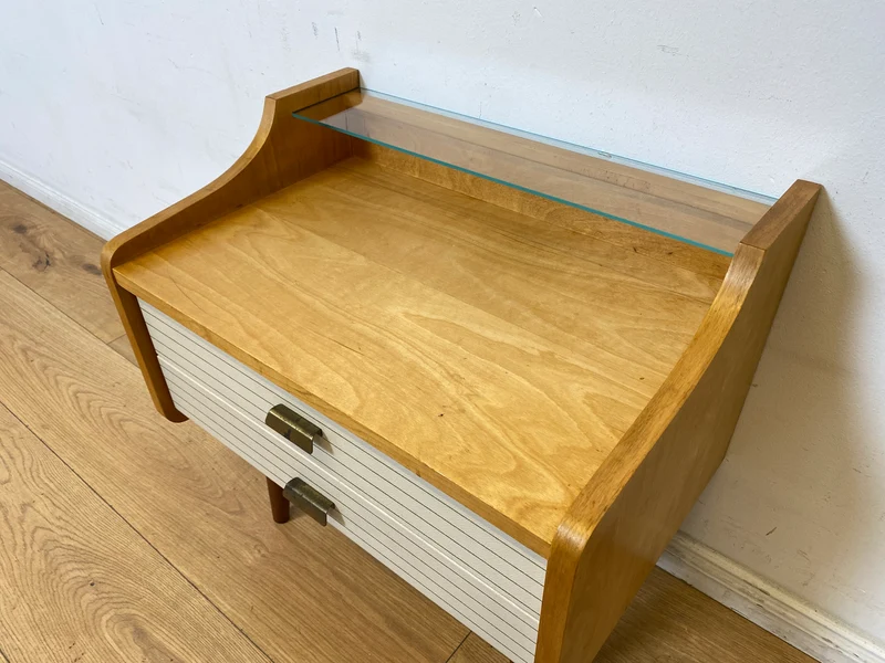 WMK I Formschöner heller Mid-Century Nachttisch mit Schubladen und konischen Füßen