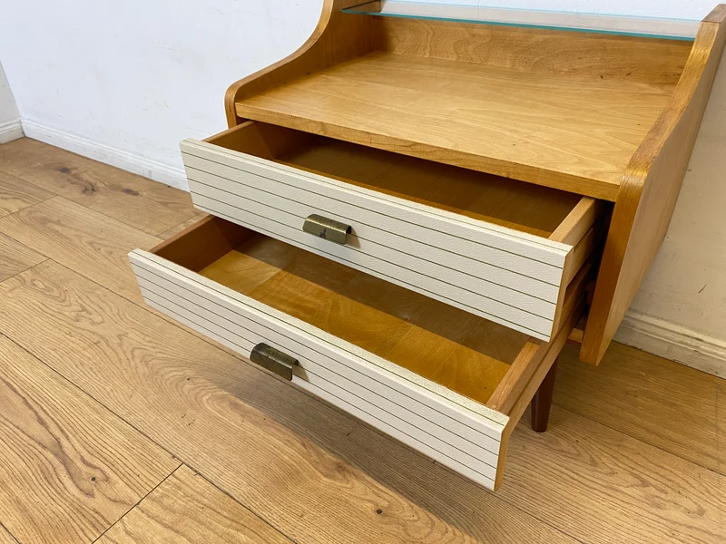 WMK I Formschöner heller Mid-Century Nachttisch mit Schubladen und konischen Füßen