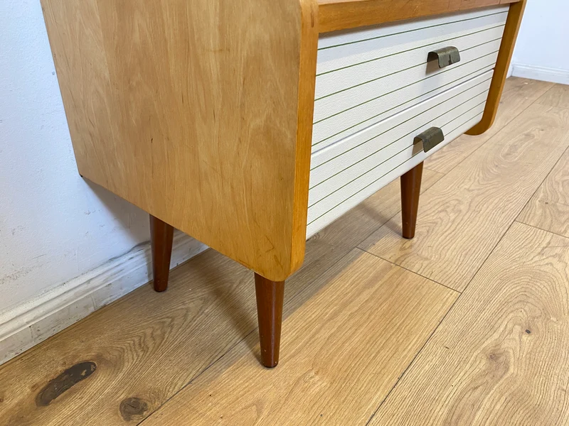 WMK I Formschöner heller Mid-Century Nachttisch mit Schubladen und konischen Füßen