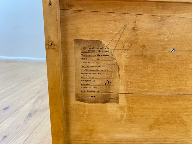WMK I Formschöner heller Mid-Century Nachttisch mit Schubladen und konischen Füßen