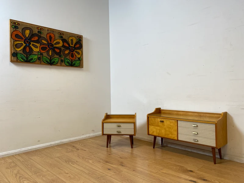 WMK I Formschöner heller Mid-Century Nachttisch mit Schubladen und konischen Füßen