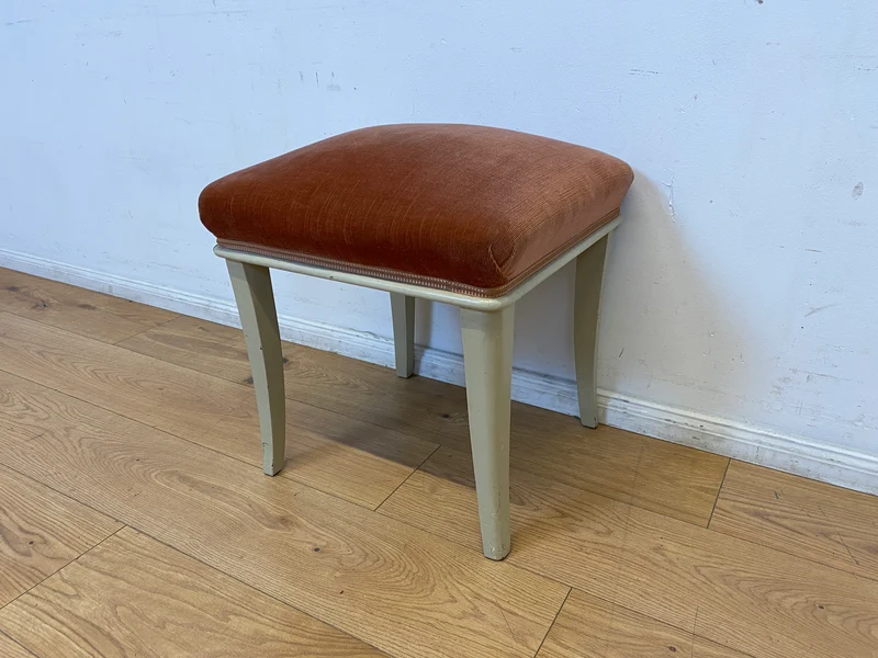 WMK I Sehr schöner weißer 60er Jahre Hocker mit altrosa Originalbezug und bequemen Federkern