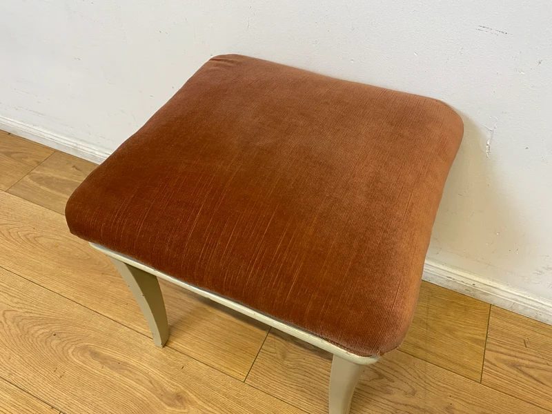 WMK I Sehr schöner weißer 60er Jahre Hocker mit altrosa Originalbezug und bequemen Federkern