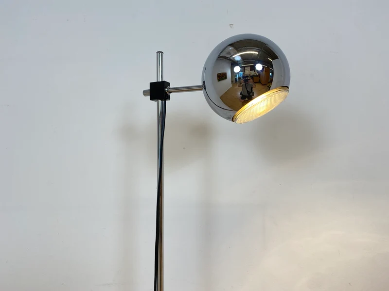 WMK I Zeitlos schöne & höhenverstellbare Space Age Designer Stehlampe von Staff aus Chrom mit neigbarem Ballonschirm