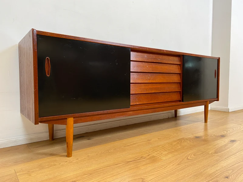 WMK I Sehr frühes skandinavisches Mid-Century Designer Sideboard "Trio" von Nils Jonsson für Troedes mit Schiebetüren , Vollholz in Teak
