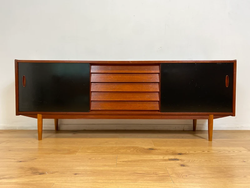 WMK I Sehr frühes skandinavisches Mid-Century Designer Sideboard "Trio" von Nils Jonsson für Troedes mit Schiebetüren , Vollholz in Teak