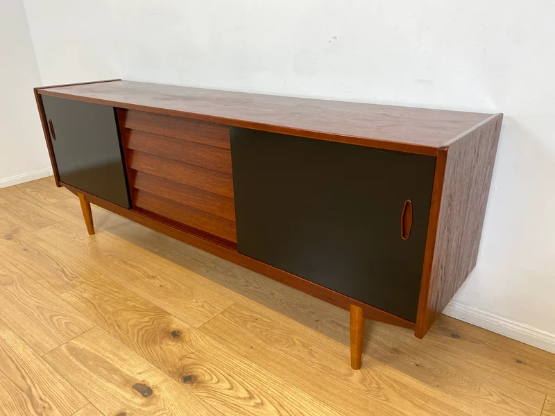 WMK I Sehr frühes skandinavisches Mid-Century Designer Sideboard "Trio" von Nils Jonsson für Troedes mit Schiebetüren , Vollholz in Teak