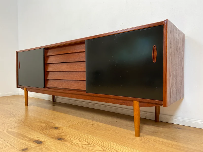 WMK I Sehr frühes skandinavisches Mid-Century Designer Sideboard "Trio" von Nils Jonsson für Troedes mit Schiebetüren , Vollholz in Teak