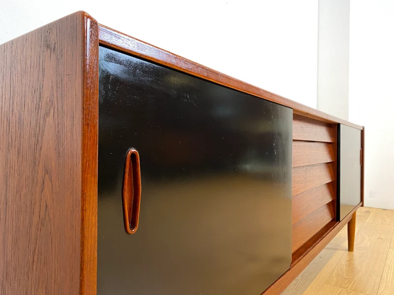 WMK I Sehr frühes skandinavisches Mid-Century Designer Sideboard "Trio" von Nils Jonsson für Troedes mit Schiebetüren , Vollholz in Teak