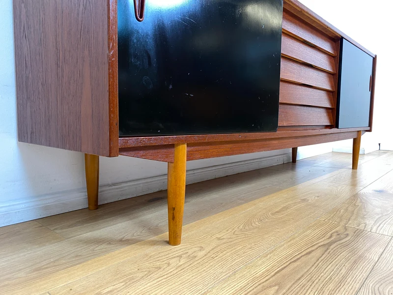 WMK I Sehr frühes skandinavisches Mid-Century Designer Sideboard "Trio" von Nils Jonsson für Troedes mit Schiebetüren , Vollholz in Teak
