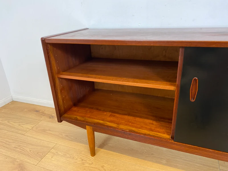 WMK I Sehr frühes skandinavisches Mid-Century Designer Sideboard "Trio" von Nils Jonsson für Troedes mit Schiebetüren , Vollholz in Teak