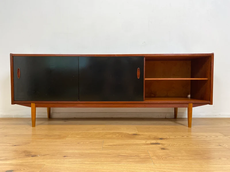 WMK I Sehr frühes skandinavisches Mid-Century Designer Sideboard "Trio" von Nils Jonsson für Troedes mit Schiebetüren , Vollholz in Teak