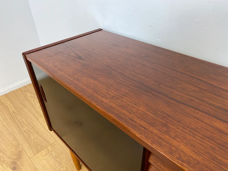 WMK I Sehr frühes skandinavisches Mid-Century Designer Sideboard "Trio" von Nils Jonsson für Troedes mit Schiebetüren , Vollholz in Teak