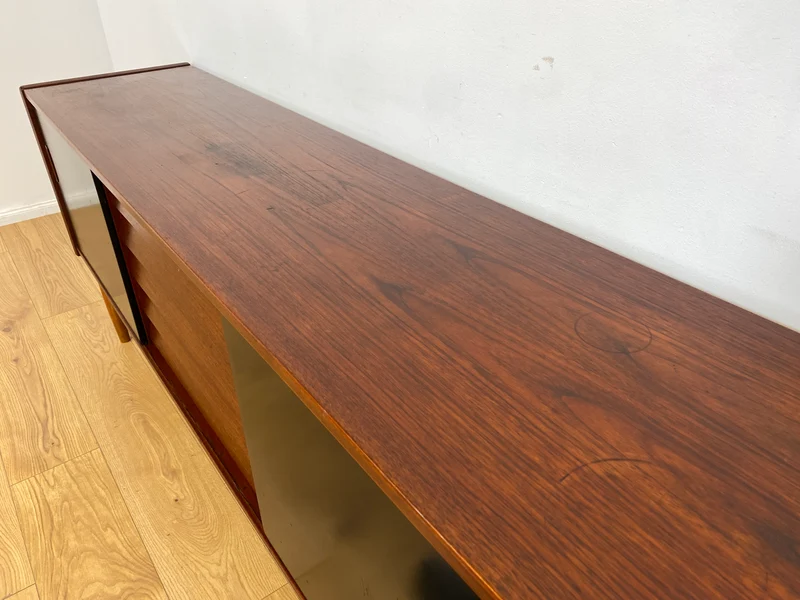 WMK I Sehr frühes skandinavisches Mid-Century Designer Sideboard "Trio" von Nils Jonsson für Troedes mit Schiebetüren , Vollholz in Teak