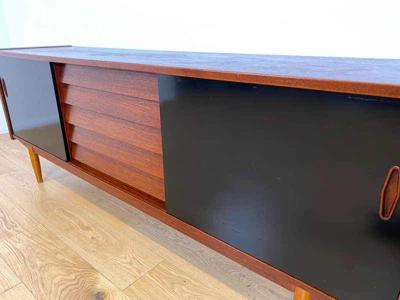WMK I Sehr frühes skandinavisches Mid-Century Designer Sideboard "Trio" von Nils Jonsson für Troedes mit Schiebetüren , Vollholz in Teak