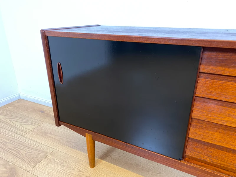 WMK I Sehr frühes skandinavisches Mid-Century Designer Sideboard "Trio" von Nils Jonsson für Troedes mit Schiebetüren , Vollholz in Teak