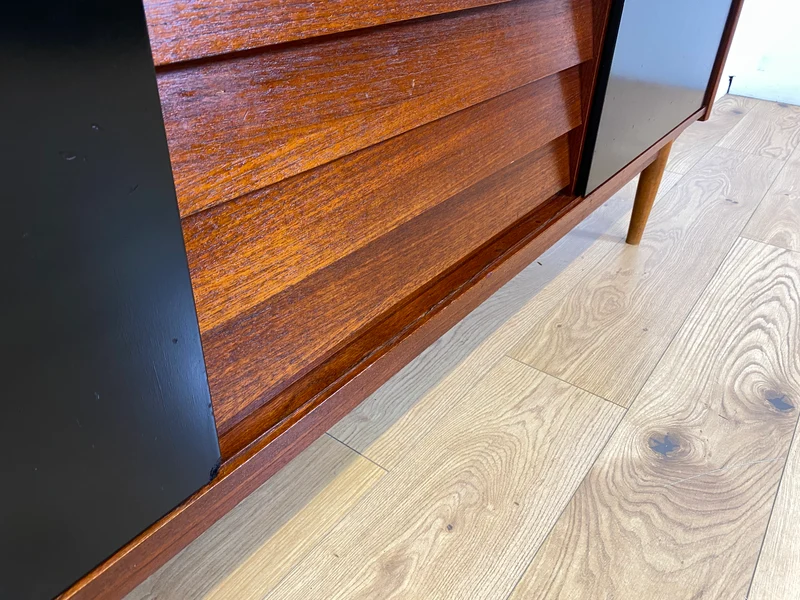 WMK I Sehr frühes skandinavisches Mid-Century Designer Sideboard "Trio" von Nils Jonsson für Troedes mit Schiebetüren , Vollholz in Teak