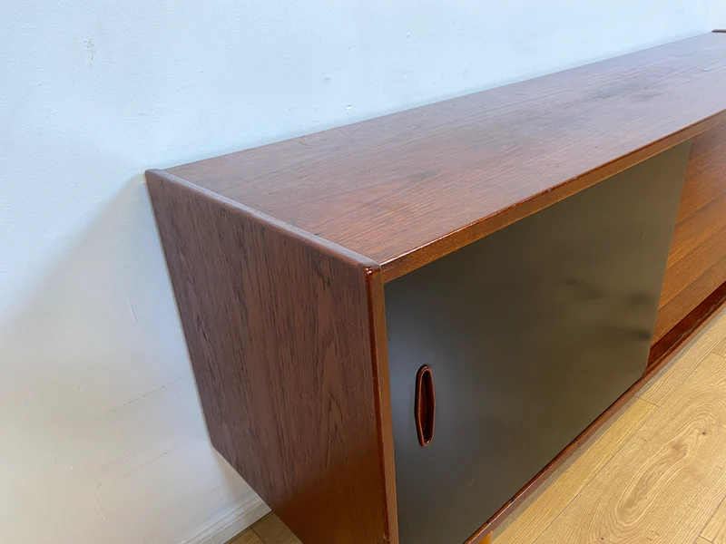 WMK I Sehr frühes skandinavisches Mid-Century Designer Sideboard "Trio" von Nils Jonsson für Troedes mit Schiebetüren , Vollholz in Teak