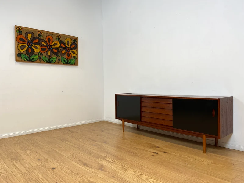 WMK I Sehr frühes skandinavisches Mid-Century Designer Sideboard "Trio" von Nils Jonsson für Troedes mit Schiebetüren , Vollholz in Teak