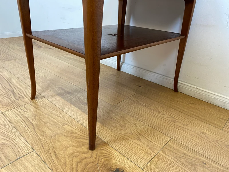 WMK I Stilvoller und sehr gut erhaltener skandinavische 50er Jahre Nachttisch mit Schublade und Ablage