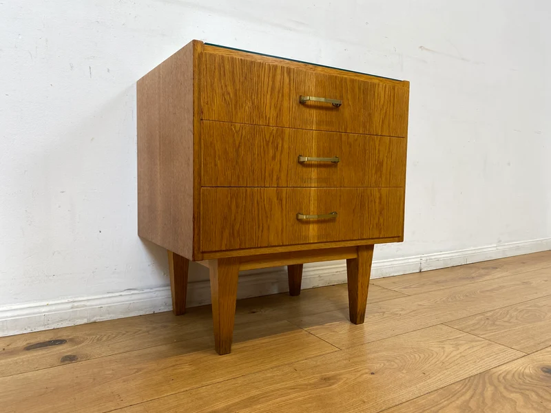 WMK I Stilvoller Mid-Century Nachttisch aus 1965 in Eiche mit Schubladen und Messinggriffen