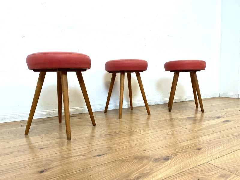 WMK I Sehr hübscher skandinavischer Mid-Century mit rotem Kunstleder Bezug und konischen Füßen