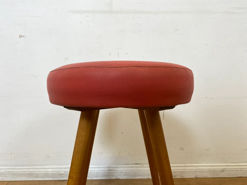 WMK I Sehr hübscher skandinavischer Mid-Century mit rotem Kunstleder Bezug und konischen Füßen