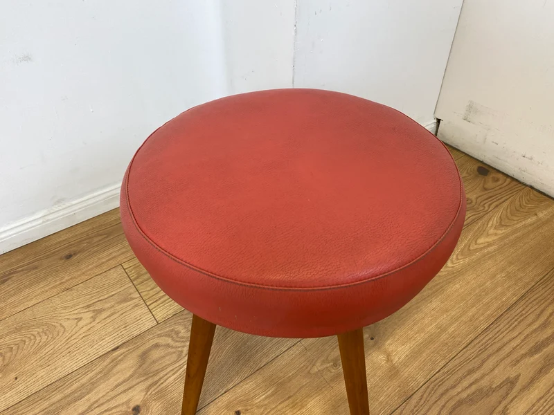 WMK I Sehr hübscher skandinavischer Mid-Century mit rotem Kunstleder Bezug und konischen Füßen