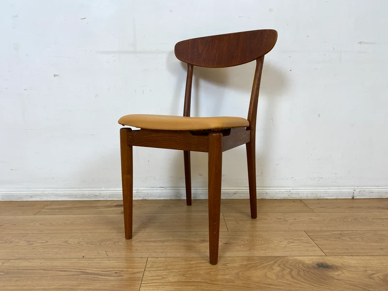 WMK I Stilvoller skandinavischer Mid-Century Designer Esszimmerstuhl von Farstrup aus Teakholz mit Kunstleder Bezug