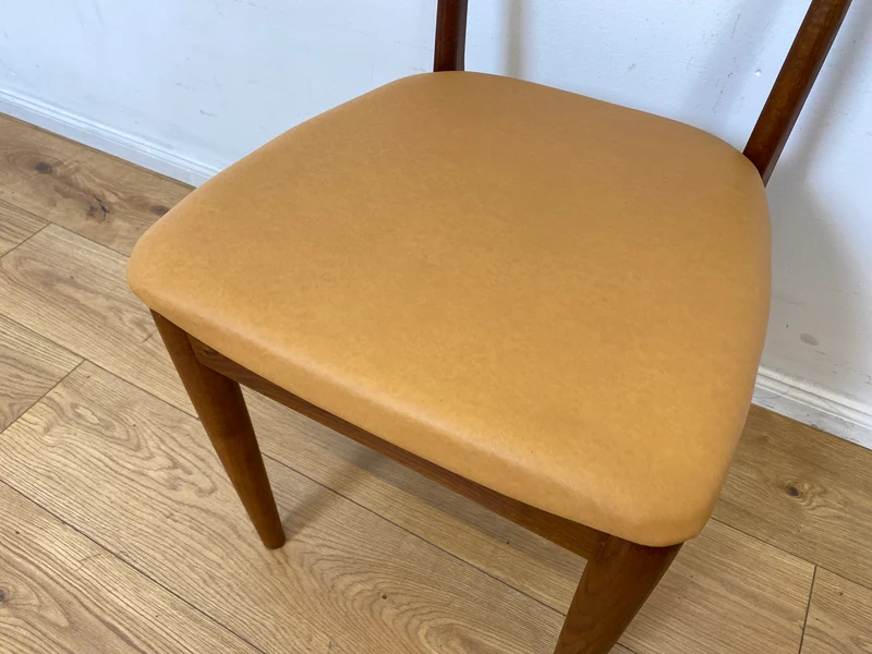 WMK I Stilvoller skandinavischer Mid-Century Designer Esszimmerstuhl von Farstrup aus Teakholz mit Kunstleder Bezug