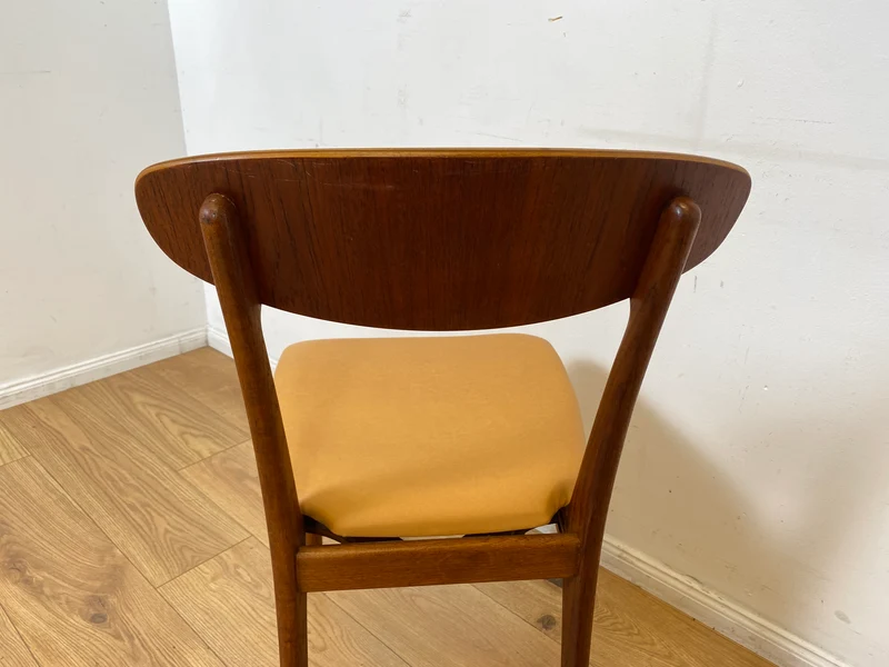 WMK I Stilvoller skandinavischer Mid-Century Designer Esszimmerstuhl von Farstrup aus Teakholz mit Kunstleder Bezug