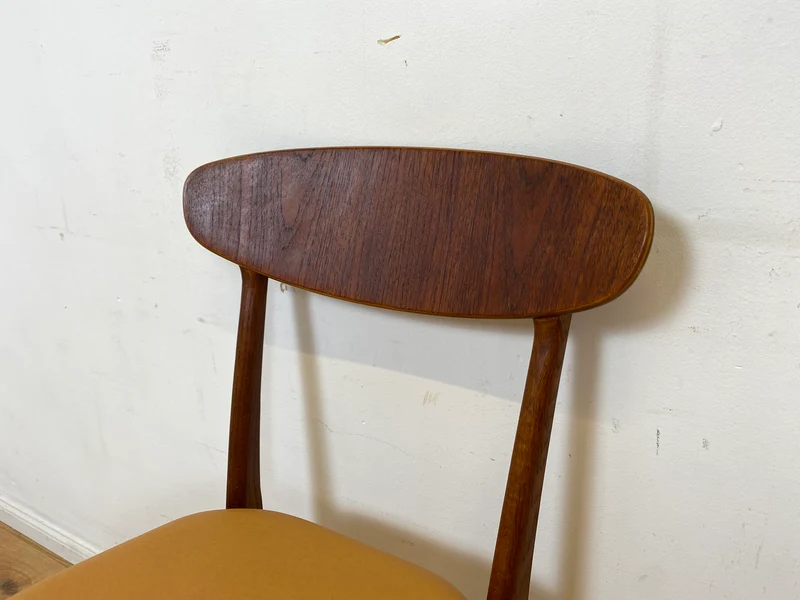 WMK I Stilvoller skandinavischer Mid-Century Designer Esszimmerstuhl von Farstrup aus Teakholz mit Kunstleder Bezug