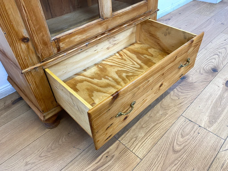 WMK I Eleganter antiker Schrank aus massivem Kiefernholz mit Glastüren & Schublade