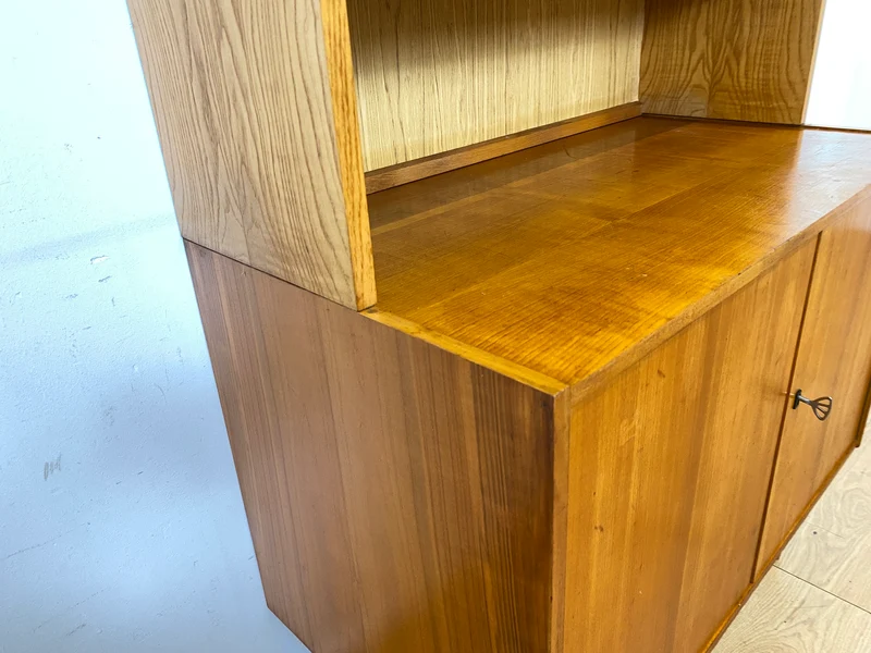 WMK I Stilvolles helles Mid-Century Highboard aus 1962 I Vollholz in Kirsche I Schrank Bücherschrank Wohnzimmerschrank Kommode Sideboard Bücherschrank 60er Vintage DDR Retro I