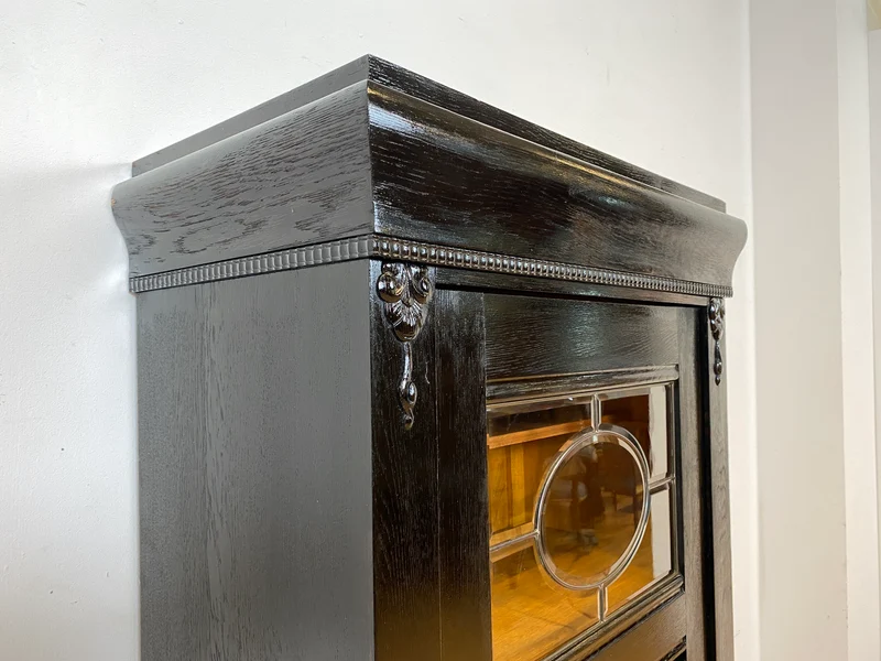 Zauberhafte dänische antike Vitrine I Vollholz mit facettiertem Originalglas, um 1900.