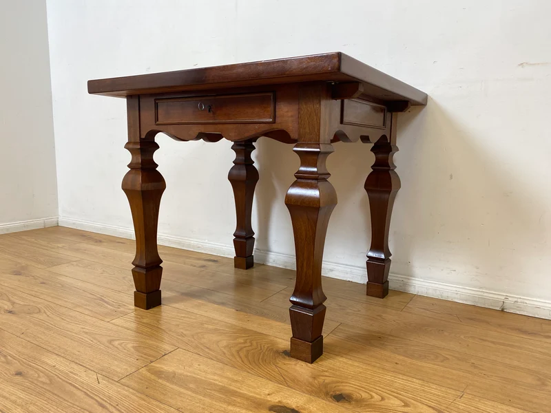Außergewöhnlicher kleiner Salontisch in spanischem Landhausstil aus vollem Holz mit fein gedrechselten Tischbeinen und Schublade