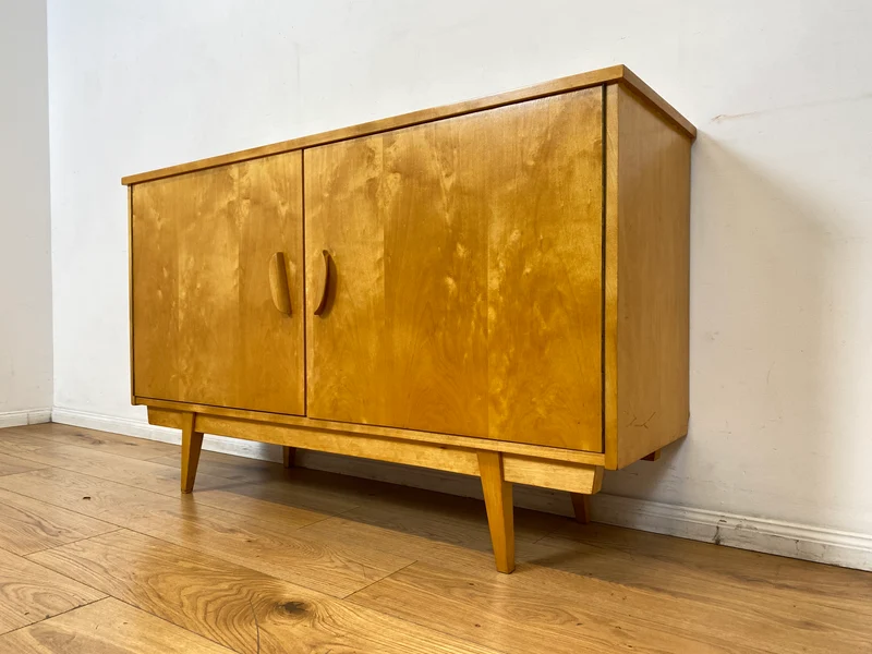 Stilvolles helles Mid-Century Sideboard aus vollem Holz in Birke mit hübschen Holzgriffen