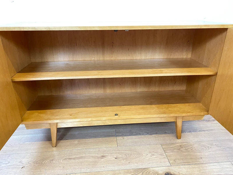 Stilvolles helles Mid-Century Sideboard aus vollem Holz in Birke mit hübschen Holzgriffen